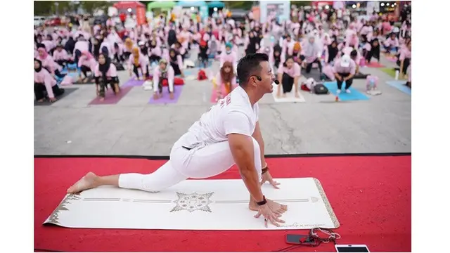 6 Potret Anjasmara Jadi Instruktur Yoga, Tampil Bugar Diikuti Ratusan Peserta