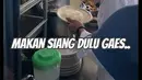Momen makan siang di warung sederhana. Meski seorang pejabat, dalam video tersebut Hengky tampak mengambil  nasi hingga lauk sendiri. [Instagram/hengkykurniawan]