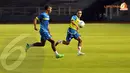 Hashim Kipow (kanan) berebut bola dengan rekan setimnya dalam latihan perdana Indonesia Dream Team pada Kamis 11 Juli 2013. (Liputan6.com/Helmi Fithriansyah)
