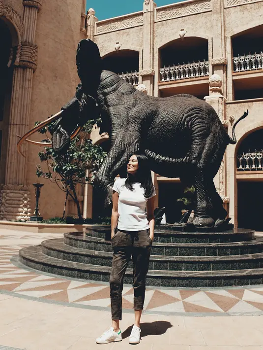 Cukup pakai celana jeans dan kaus, Sophia Latjuba tak kehilangan aura seksinya. Meski gayanya effortless namun ia tetap berhasil memukau perhatian orang banyak.  (Instagram/sophia_latjuba88)