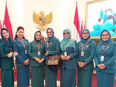 Mengenakan pakaian yang senada, ini kunjungan lapangan Arumi Bachsin ke Istana Bogor bareng TP. PKK se-Indonesia. Arumi nampak hangat dan nyaman bersama para ibu-ibu PKK. (Liputan6.com/IG?@arumi_arumi_94)
