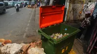 Tong sampah asal Jerman terlihat di kawasan Kampung Pulo, Jakarta, Selasa (5/6). Tong sampah asal Jerman tersebut berkapasitas 660 liter dengan total anggaran Rp 9,6 miliar untuk 2.600 tempat sampah. (Merdeka.com/Imam Buhori)