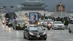 Iring - iringan mobil Jenazah mantan Presiden Korea Selatan Kim Young - sam saat perjalanan menuju pemakaman nasional di Seoul , Korea Selatan, (26/11). Kim Young - sam  meninggal dunia di usia ke-87. (REUTERS/Han Jong - chan)