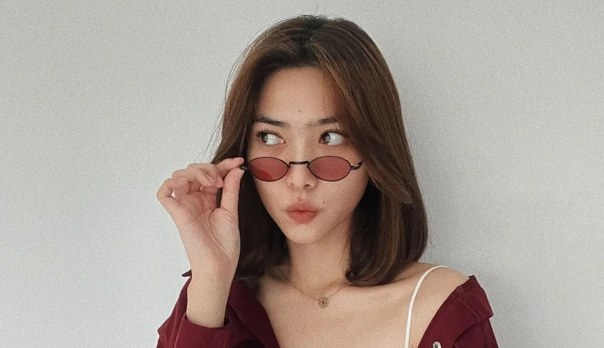 Penampilan Isyana dengan rambut bob serta berwarna cokelat ini juga sempat mencuri perhatian publik. Pasalnya, sejak awal dirinya terjun ke dunia musik Tanah Air, rambut hitam panjang menjadi salah satu ciri khasnya. (Liputan6.com/IG/@isyanasarasvati)