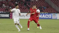 Striker Timnas Indonesia, Beto Goncalves, berusaha mengontrol bola saat melawan Timor Leste pada laga Piala AFF 2018 di SUGBK, Jakarta, Selasa (13/11). (Bola.com/Yoppy Renato)