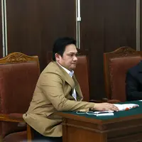 Farhat dilaporkan Ahmad Dhani atas kritikan-kritikan pedasnya di media sosial. Mantan suami Nia Daniati ini pun ditetapkan sebagai tersangka atas kasus pencemaran nama baik. (Galih W. Satria/Bintang.com)