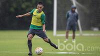Bek Sriwijaya FC, Zalnando, berusaha mengirim umpan saat mengikuti seleksi Timnas Indonesia U-22 di Lapangan SPH Karawaci, Banten, Selasa (21/2/2017).(Bola.com/Vitalis Yogi Trisna)