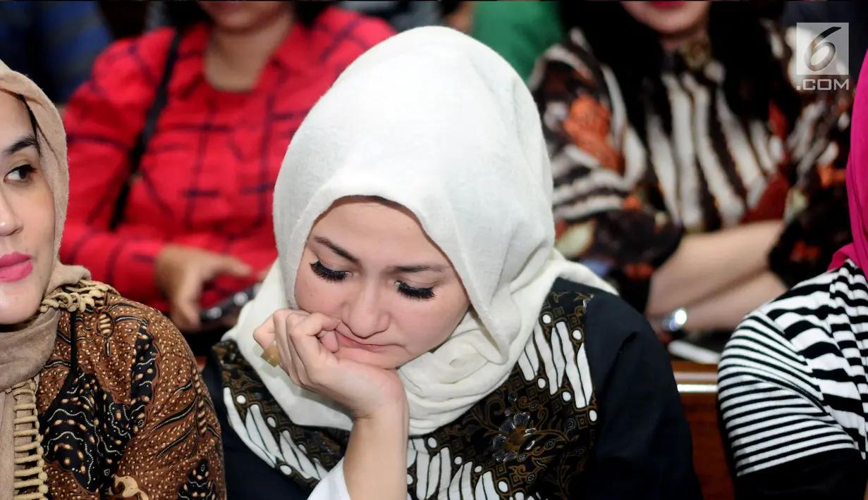 Istri Setya Novanto, Deisti Astriani Tagor tertunduk menunggu lanjutan sidang perdana kasus dugaan korupsi E-KTP di Pengadilan Tipikor, Jakarta, Rabu (13/12). Sidang diskors untuk pemeriksaan kesehatan Setya Novanto. (Liputan6.com/Helmi Fithriansyah)