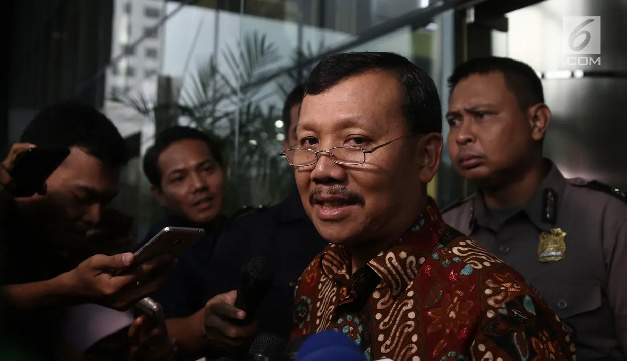 Sekretaris Daerah (Sekda) Jawa Barat Iwa Karniwa usai menjalani pemeriksaan di Gedung KPK, Jakarta, Kamis (29/11). Iwa diperiksa terkait kasus suap pengurusan izin pembangunan Meikarta. (Liputan6.com/Herman Zakharia)