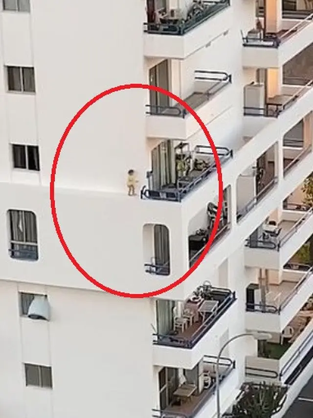 bocah lari di tembok luar apartemen