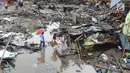 Warga mengumpulkan perkakas dari bangunan rumahnya yang rusak akibat terjangan tsunami di Kampung Sumur Pesisir, Pandeglang, Banten, Senin (24/12). Pascatsunami Selat Sunda, warga mulai kembali ke rumahnya masing-masing. (Merdeka.com/Arie Basuki)