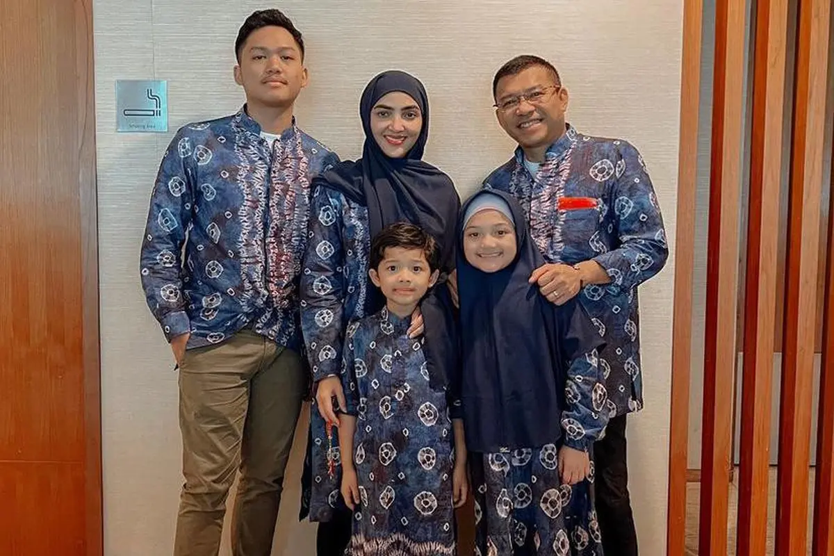 Potret Kompak Keluarga Anang Hermansyah-Ashanty saat Umrah, Didominasi Nuansa Earth Tone