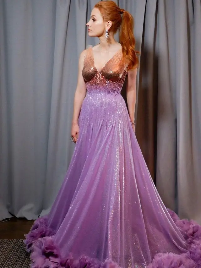 Raih Best Actress, Intip Tampilan Jessica Chastain Pakai Gaun Ombre Berkilauan di Karpet Merah Oscar 2022