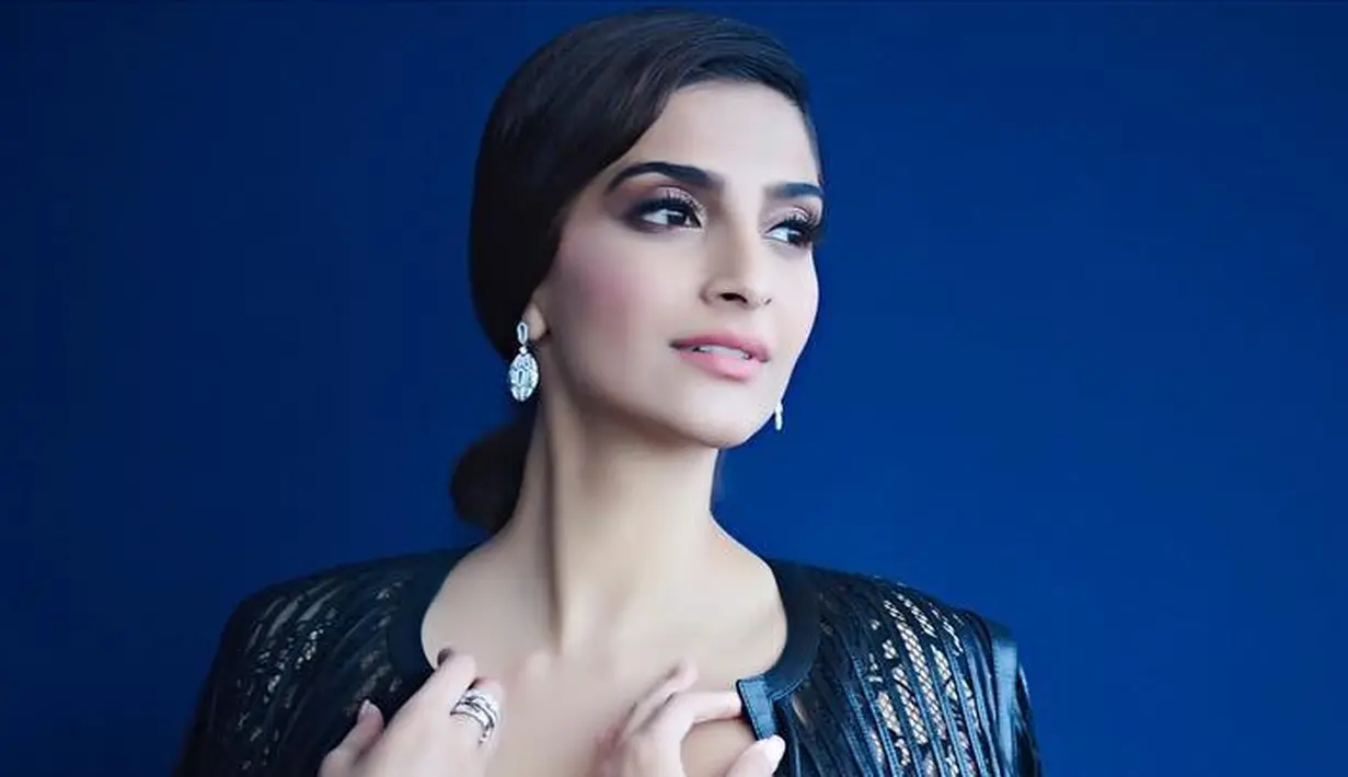 Belakang ini berhembus kabar jika Sonam Kapoor dan Anand Ahuja akan menikah. Memang pasangan ini tak terlalu berbicara banyak soal rencana pernikahannya kepada orang-orang terdekatnya. (Foto: instagram.com/sonamkapoor)