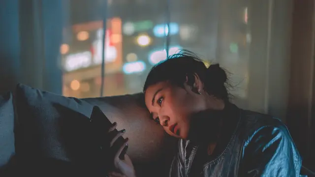 Terlalu Sibuk Bermain Media Sosial