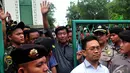 Haji Lulung melambaikan tangan saat Kantor DPP PPP diserbu massa yang mengaku sebagai pendukung Romahurmuziy, Menteng, Jakarta Pusat, Selasa (2/12/2014). (Liputan6.com/Johan Tallo) 