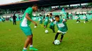 Dimas Drajad (kiri) memberikan football clinic kepada lebih dari 150 anak-anak usia sekolah dasar di stadion Mini Universitas Sumut, Minggu (14/2/2016). Football clinic merupakan salah satu kegiatan di MILO Football Championship 2016. (Foto:Istimewa)