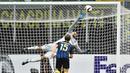 Kiper Inter Milan, Samir Handanovic, menepis laju bola tendangan pemain Southampton dalam laga Grup K Liga Europa di Stadion Giuseppe Meazza, Milan, Jumat (21/10/2016) dini hari WIB. (AFP/Giuseppe Cacace)