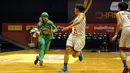 Pebasket putri Surabaya Fever, Raisa Hamidah (kiri) mencoba melewati hadangan dua pemain Sahabat Wisma Sehati Semarang di final WNBL Championship 2015 yang berlangsung di Hall A Senayan, Jakarta, Jumat (8/5/2015). (Liputan6.com/Helmi Fithriansyah)