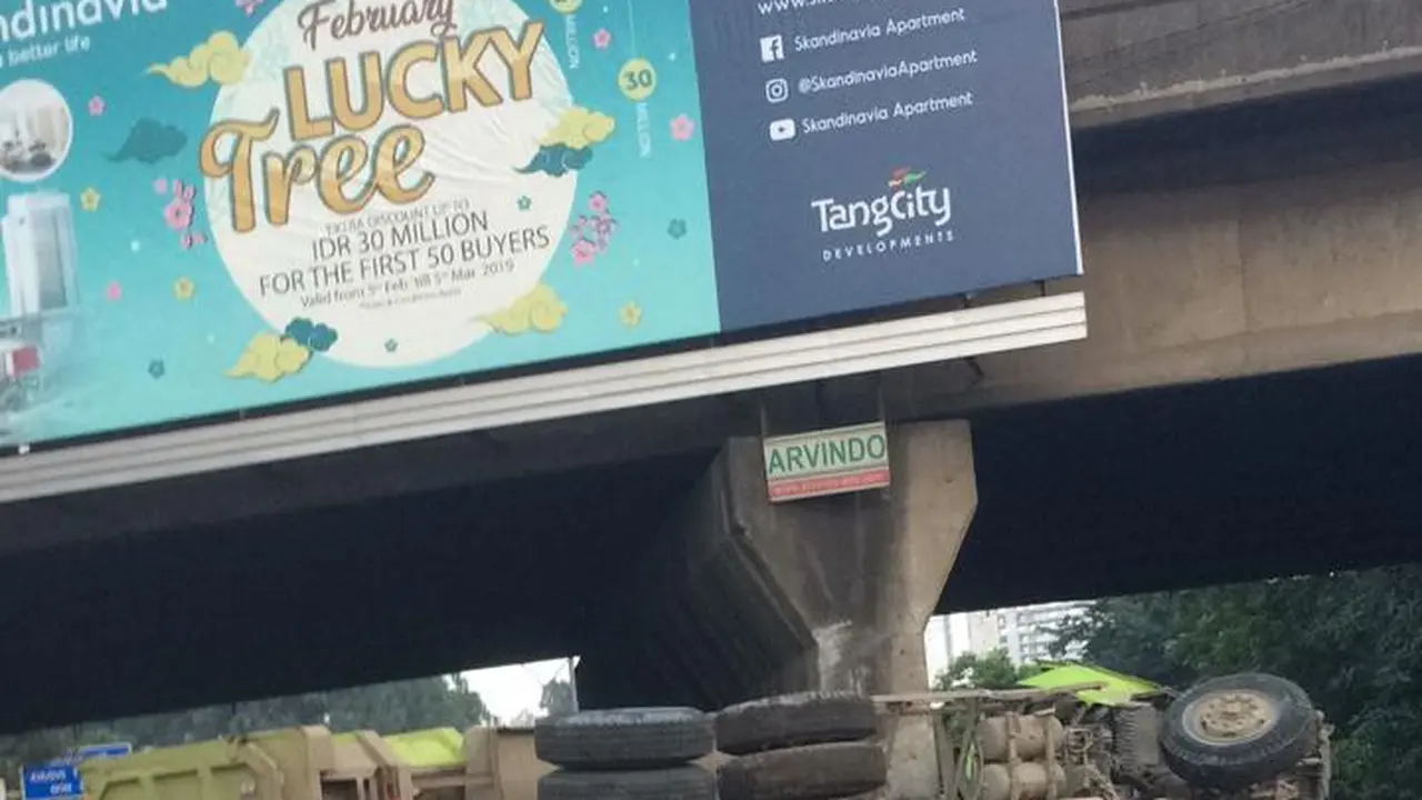 Truk Oleng Hingga Terbalik di Tangerang, Sopir Tewas di Tempat