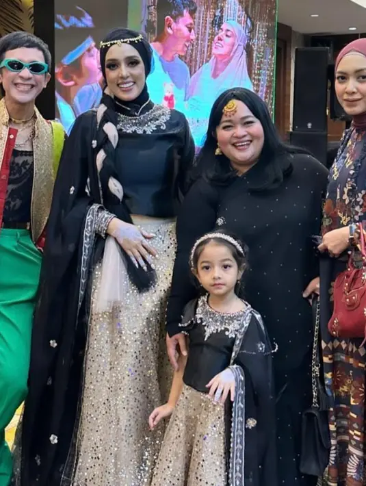 Hadir juga Sinyo mengenakan baju Saree India berwarna hitam dengan detail beads keemasan. [@sinyoritaesperanza]