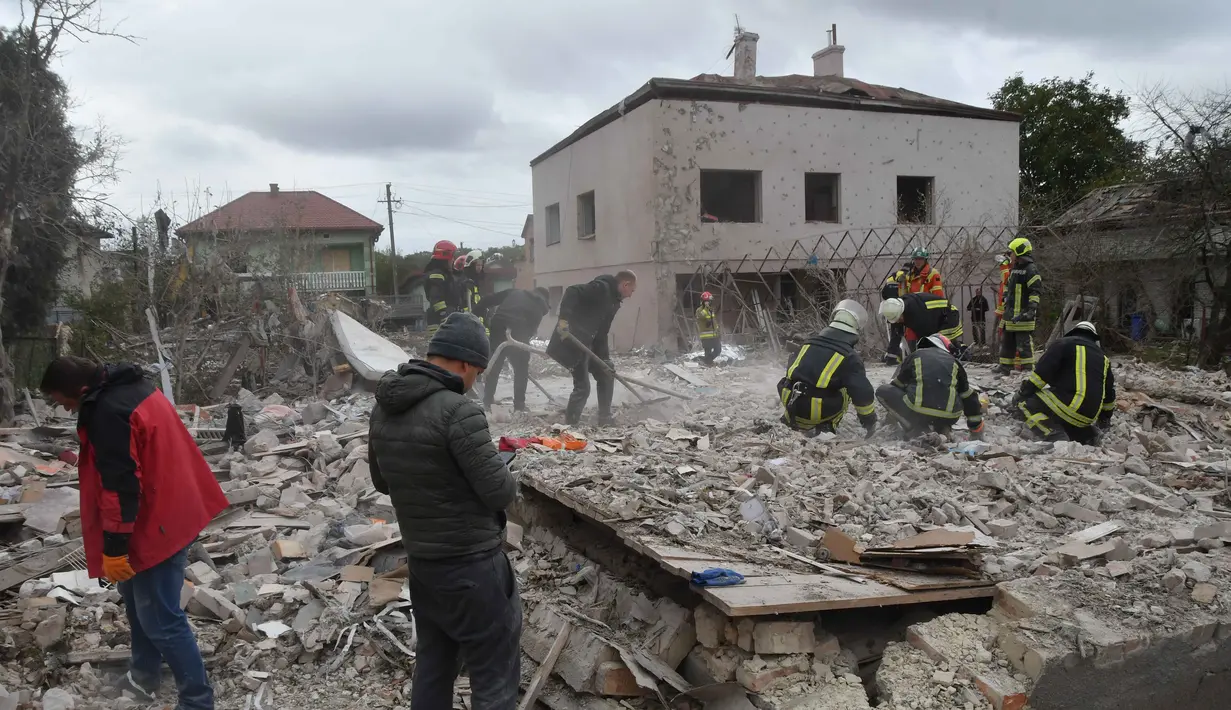 Serangan tersebut menewaskan sedikitnya lima orang dan merusak infrastruktur energi di sejumlah wilayah. Tampak dalam foto, beberapa tim penyelamat berupaya mencari korban di reruntuhan rumah yang hancur akibat serangan roket Rusia di pinggiran Lviv, Ukraina, Minggu 5 Oktober 2025. (AP Photo/Mykola Tys)