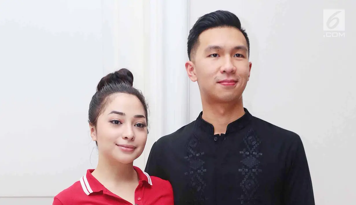 Aktris Nikity Willy berpose saat berfoto bersama kekasihnya, Indra Priawan Djokosoetono di kediamannya Jatiwaringin, Jakarta (1/9). (Liputan6.com/Herman Zakharia)
