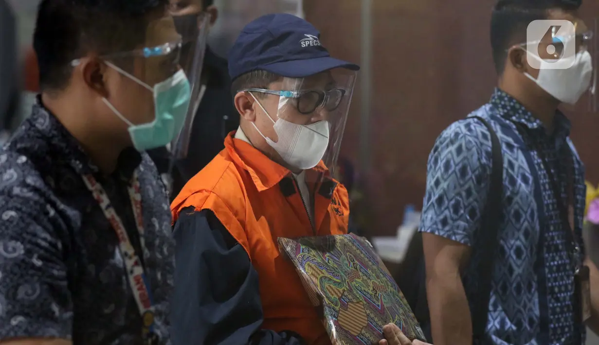 Wali Kota Dumai periode 2016-2021, Zulkifli Adnan Singkah (rompi oranye) bersiap mengikuti rilis penahanan di Gedung KPK, Jakarta, Selasa (17/11/2020). Zulkifli AS ditahan KPK terkait dugaan suap pengurusan Dana Alokasi Khusus Kota Dumai dalam APBN-P 2017-2018. (Liputan6.com/Helmi Fithriansyah)
