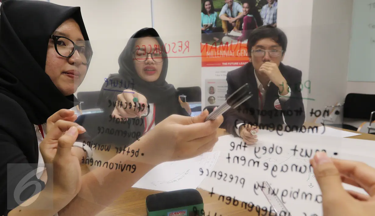 Mahasiswa UGM Jogjakarta sedang berdiskusi untuk merumuskan strategis bisnis dalam HSBC BCC di Sampoerna University, Jakarta, Sabtu (01/4). Kompetisi diikuti 15 peserta dari berbagai kampus di Indonesia. (Liputan6.com/Fery Pradolo)