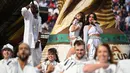 Lisa berkolaborasi dengan Anitta (kanan) dan Rema untuk membawakan lagu berjudul “Goals”. (AFP/Getty Images/Stu Forster)