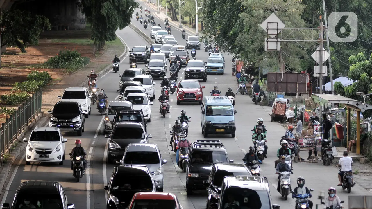 FOTO: Volume Kendaraan Pribadi Kembali Meningkat di Jakarta
