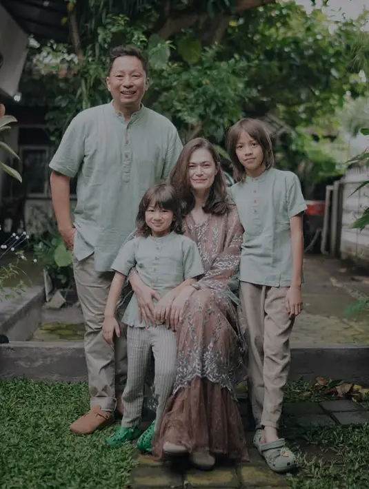 Ringgo Agus Rahman dan keluarga tampil serba hijau. Sabai sang istri juga mengenakan dress inner coklat dengan luaran lace bordir hijau. [@ringgoagus]