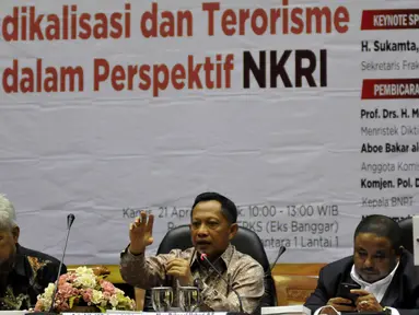 (Ki-ka) Perwakilan Kemenristekdikti Asep Supanda, Kepala BNPT Komjen Pol Tito Karnavian dan anggota Komisi III Aboe Bakar Al-Habsyi dalam diskusi PKS di Gedung Nusantara I Kompleks Parlemen, Senayan, Jakarta, Kamis (21/4). (Liputan6.com/Johan Tallo)