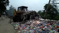 Jejak truk pengangkut limbah medis berbahaya di Cirebon tak ketahuan hingga saat ini. Padahal, truk itu sudah bergerak sejak Jumat lalu. (Liputan6.com/Panji Prayitno)