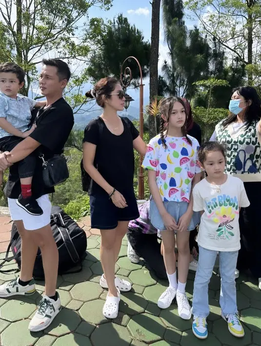 Andhika Pratama dan Ussy Sulistiawaty pun memboyong anak-anaknya pulang kampung ke Malang. Saat jalan-jalan Ussy tampil dengan tshirt hitam yang serasi dengan sang suami. Credit:  (@ussypratama)