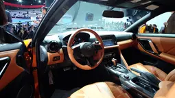 Nissan GT-R 2017  saat diperkenalkan di New York International Auto Show 2016 di Manhattan, New York, Rabu (23/3). Kabin Nissan GT-R 2017 disuguhi warna mirip-mirip dengan eksteriornya, dikombinasikan warna hitam. (Jewel SAMAD/AFP)