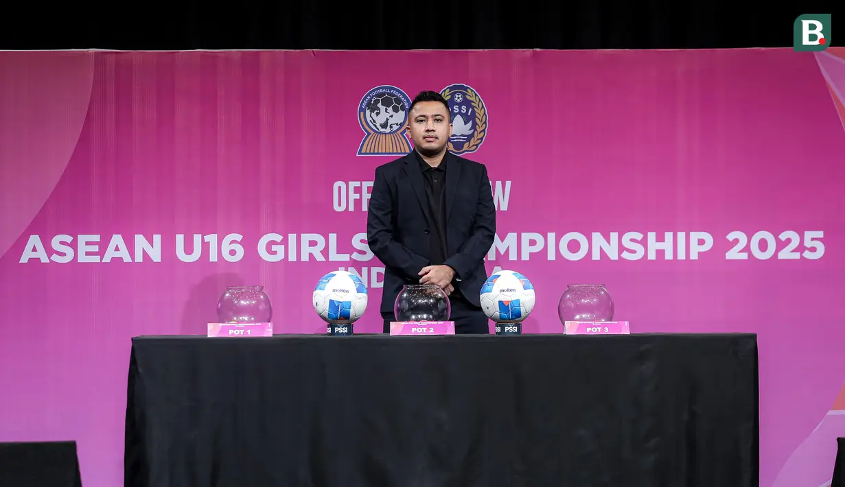 Exco PSSI, Muhammad menunjukkan kertas undian dalam acara pengundian AFF U-16 Putri 2025 Indonesia yang berlangsung di SCTV Tower, Jakarta Pusat, pada Senin (21/7/2025). (Bola.com/Bagaskara Lazuardi)