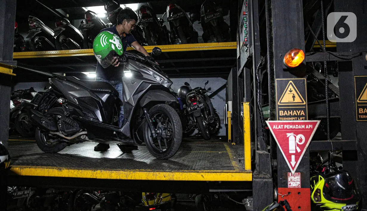 Pelanggan memarkirkan kendaraanya di Soul Parking, Kebon Kacang, Jakarta, Senin (24/1/2022). Tempat parkir vertikal tersebut menjadi salah satu solusi untuk penataan parkir khusus motor di wilayah Ibu Kota Jakarta. (Liputan6.com/Faizal Fanani)