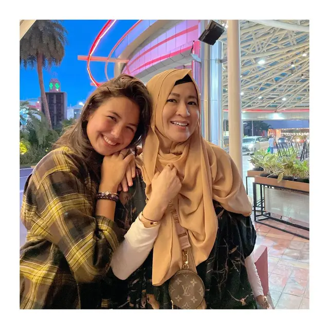 Disebut Calon Mantu, Ini 6 Kebersamaan Saskia Chadwick dengan Okie Agustina