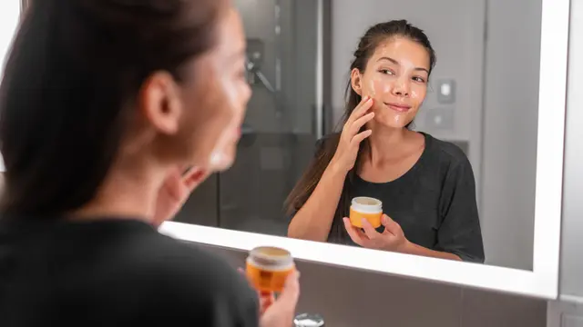 4 Produk Skincare yang Ampuh Mencegah Kulit Kering di Musim Hujan, Mau Tahu?