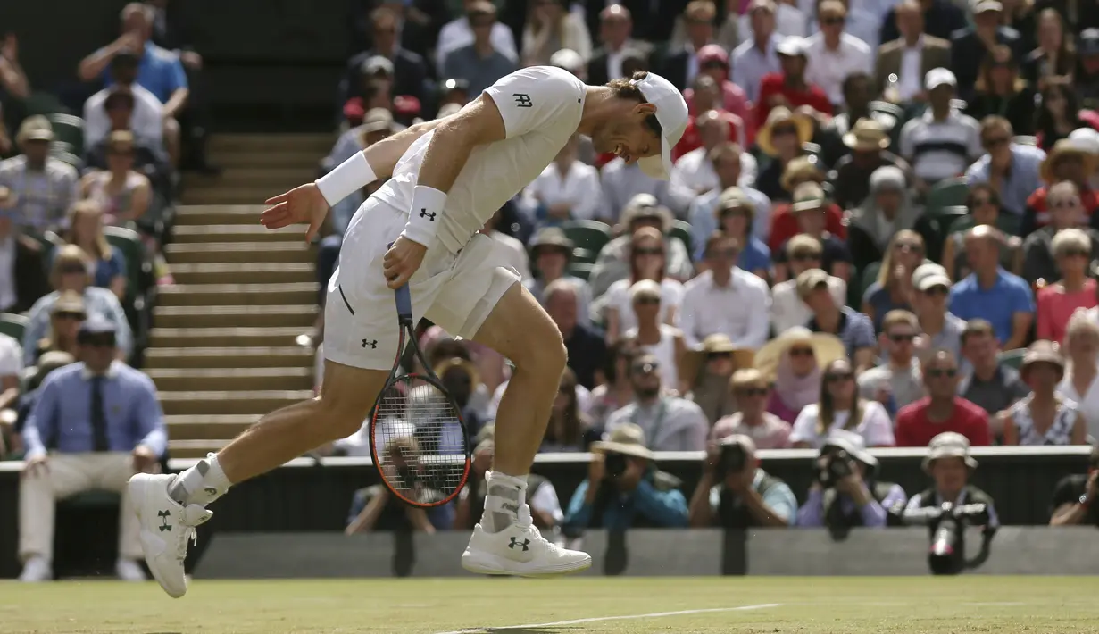 Andy Murray tampak kecewa saat pukulannya keluar dari lapangan pada laga tunggal putra Wimbledon Tennis Championships 2017 di London, (12/7/2017).  (AP/Tim Ireland)