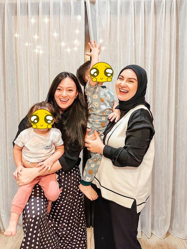 7 Momen Persahabatan Keluarga Irish Bella dan Asmirandah, Kompak Banget