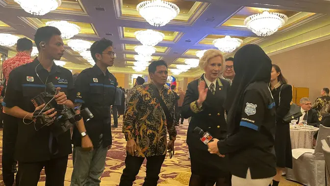 <p>Dubes Rusia Lyudmila Vorobieva berbincang dengan reporter ATVI di acara National Day of Russia, Kamis malam (15/6). Dok: ATVI</p>