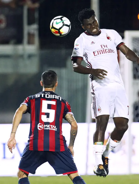 Pemain AC Milan, Franck Kessie (kanan) menyundul bola saat diadang pemain Crotone, Adrian Stoian pada lanjutan Serie A di Ezio Scida Stadium, (20/8/2017). Milan menang 3-0. (AFP/ Carlo Hermann)