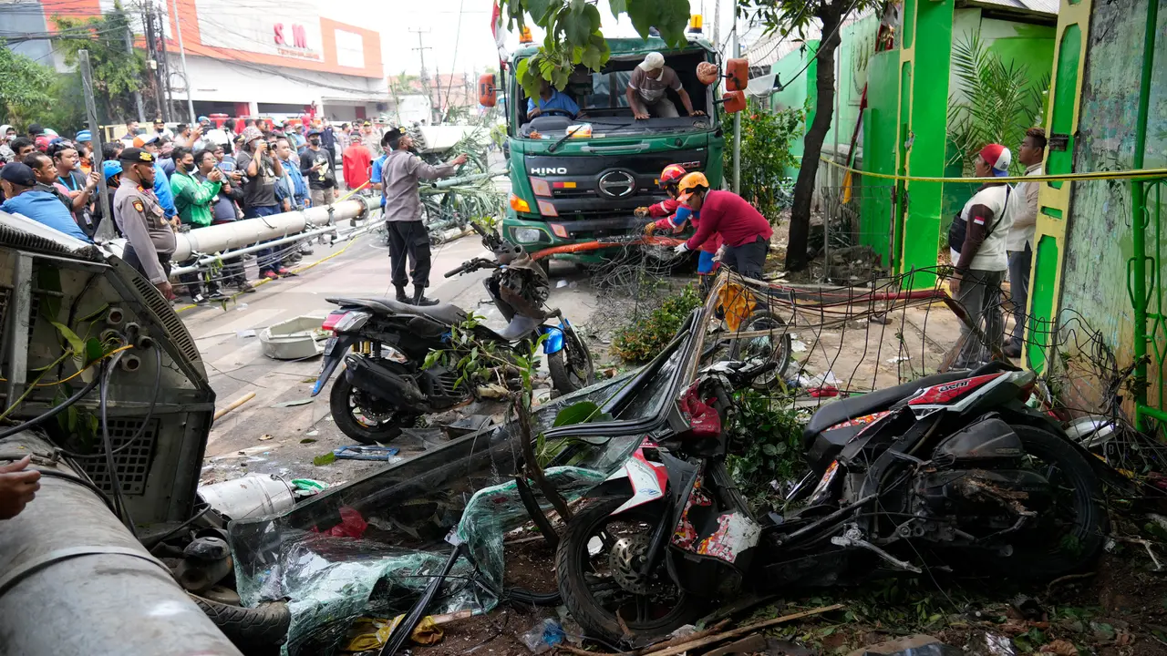 Penampakan Kecelakaan Maut di Bekasi, Truk Kontainer Hantam Halte Sekolah dan Tewaskan 10 Orang