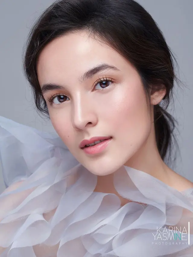 6 Gaya Pemotretan Terbaru Chelsea Islan dengan Makeup Flawless, Curi Perhatian