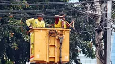 Petugas Dinas Bina Marga melakukan penertiban kabel yang menjuntai di kawasan Jakarta Barat, Rabu (2/8/2023). Imbas kecelakaan mahasiswa akibat kabel yang menjuntai, petugas melakukan penertiban kabel yang semrawut agar tidak membahayakan masyarakat. (Liputan6.com/Angga Yuniar)