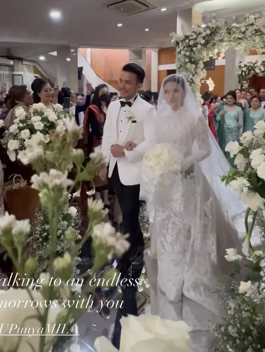 Sedangkan sang saumi, Yakup tampil dengan setelan jad putih lengkap dengan dasi kupu-kupu hitam yang serasi dengan celananya. 