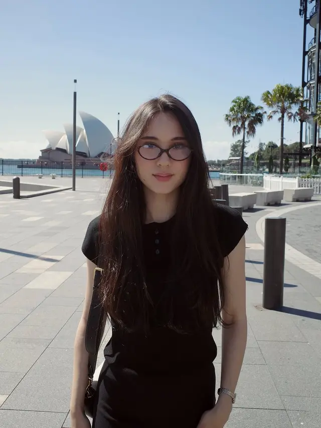 6 Potret Gaya Chic Yasmin Napper Liburan di Australia, Elegan Minimalis