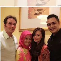 "Ketika Anak, Ayah, Ibu dan menantu berkumpul bersama, yg nampak adalah kebahagiaan dan rasa penuh syukur bahwa semuanya baik-baik saja ☺(Foto diambil kemarin 15 July 2015 dalam acara buka bersama dengan keluarga Andah)." Tulis akun vandahofficial. 